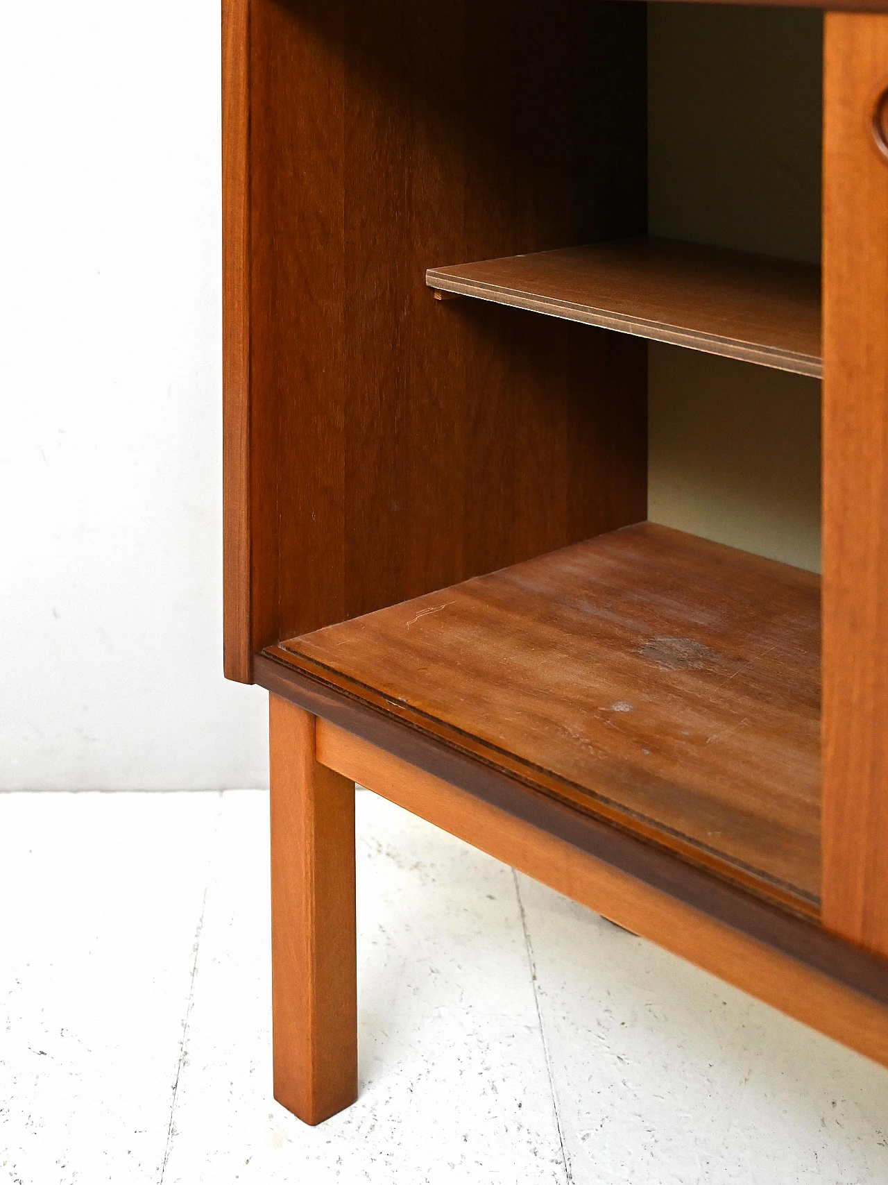 Libreria scandinava in teak con credenza ad ante scorrevoli, anni '60 9