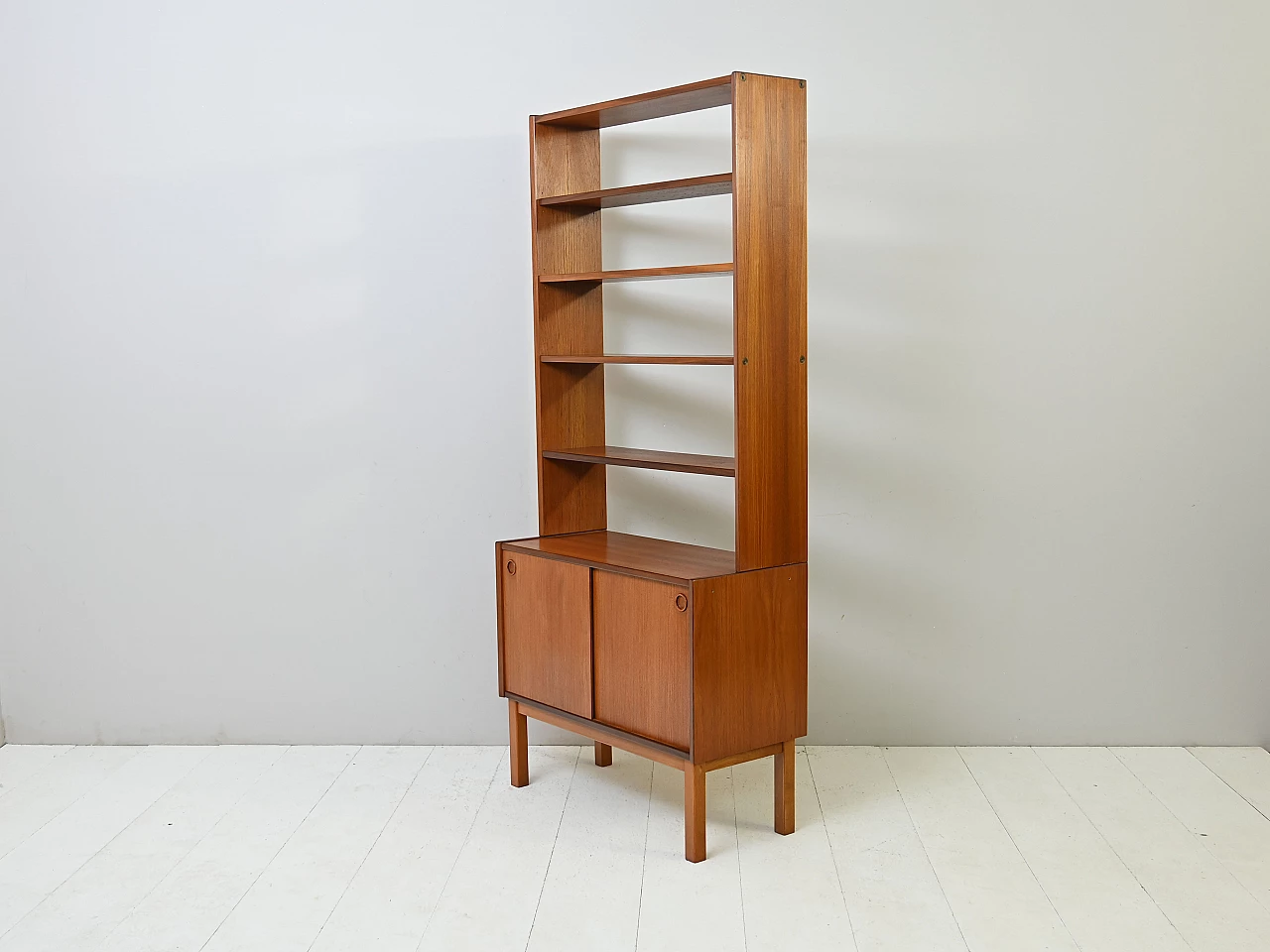 Libreria scandinava in teak con credenza ad ante scorrevoli, anni '60 11