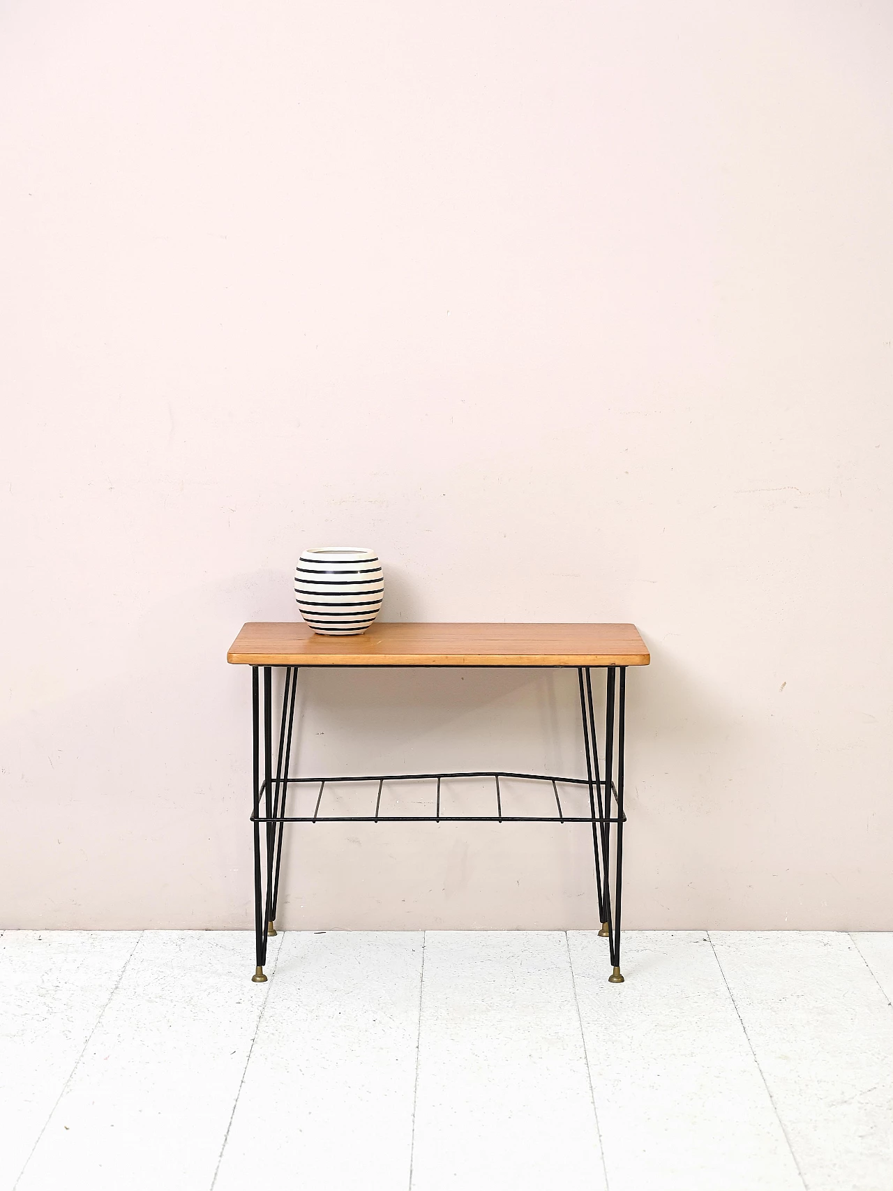 Tavolino scandinavo in teak e metallo con portariviste, anni '60 1