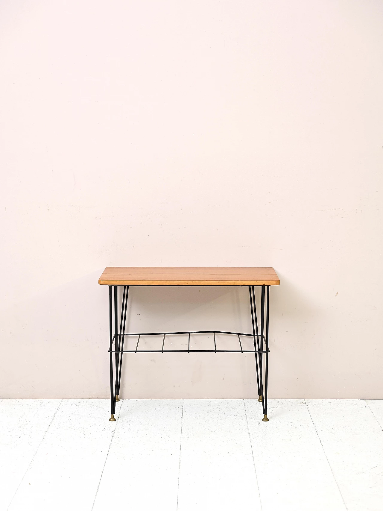 Tavolino scandinavo in teak e metallo con portariviste, anni '60 2