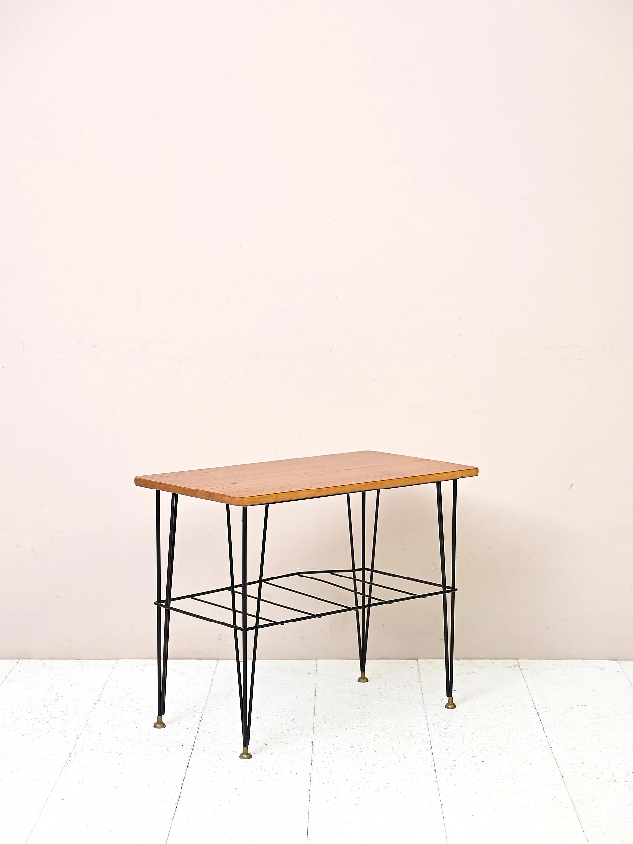 Tavolino scandinavo in teak e metallo con portariviste, anni '60 3
