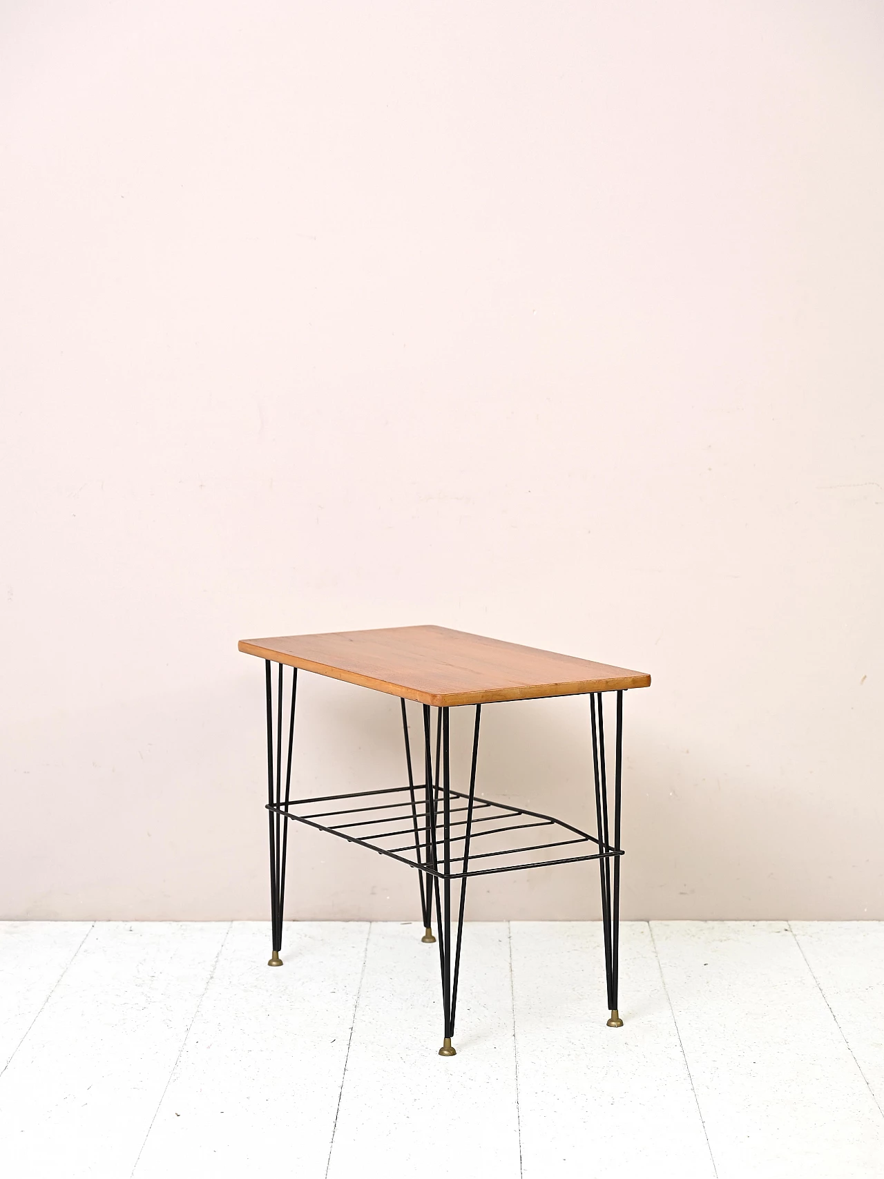 Tavolino scandinavo in teak e metallo con portariviste, anni '60 4