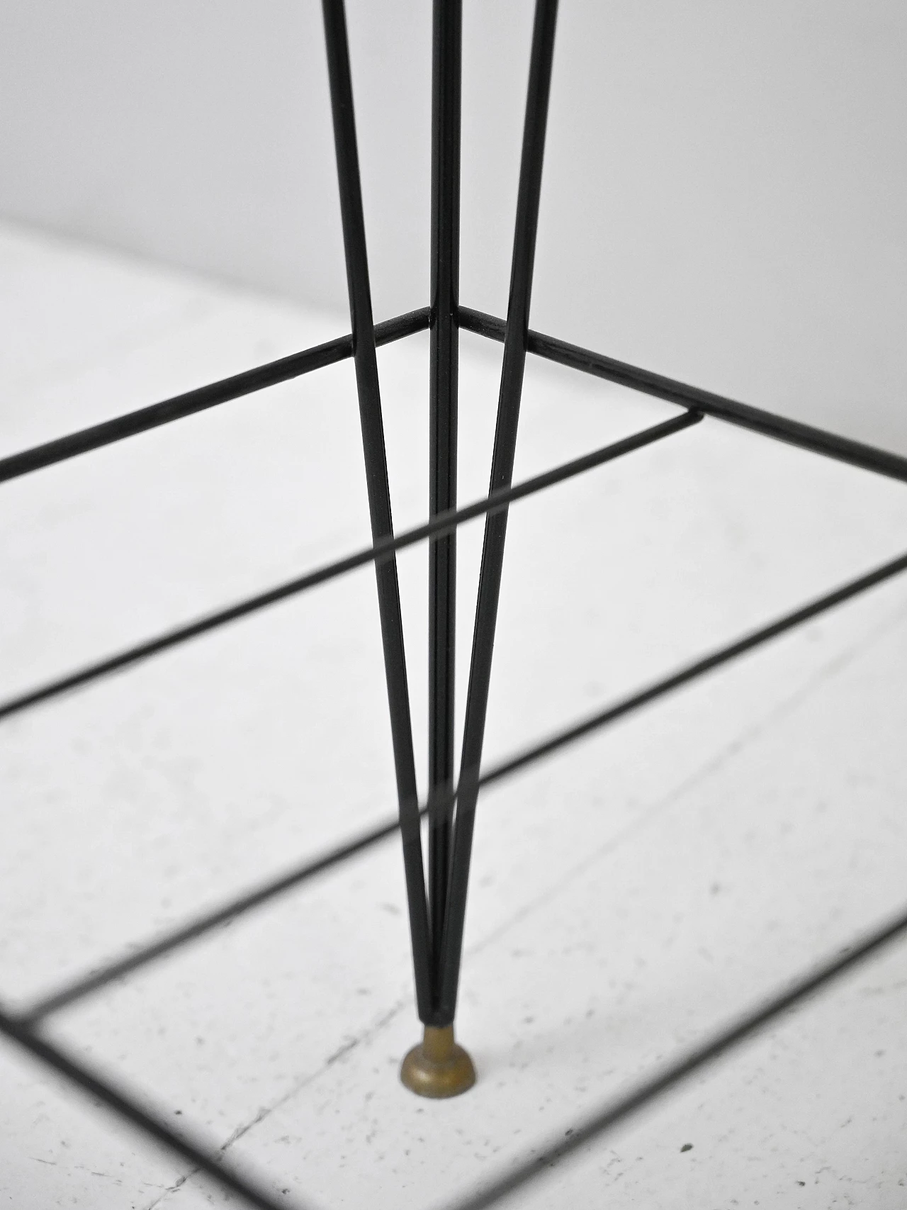 Tavolino scandinavo in teak e metallo con portariviste, anni '60 5