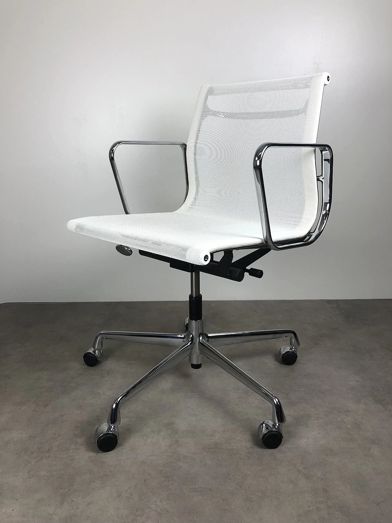 EA118 armchair by Charles & Ray Eames for Vitra 1