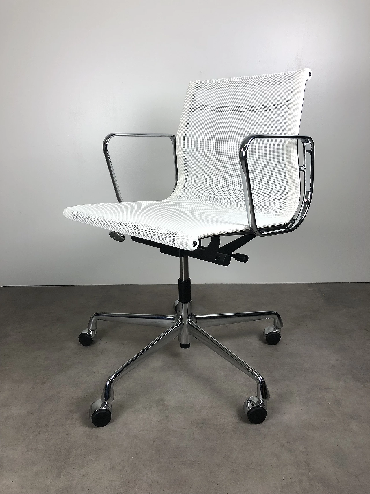 Poltrona EA118 di Charles & Ray Eames per Vitra 1