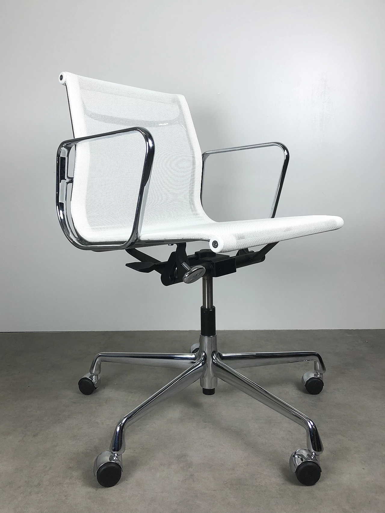 Poltrona EA118 di Charles & Ray Eames per Vitra 3