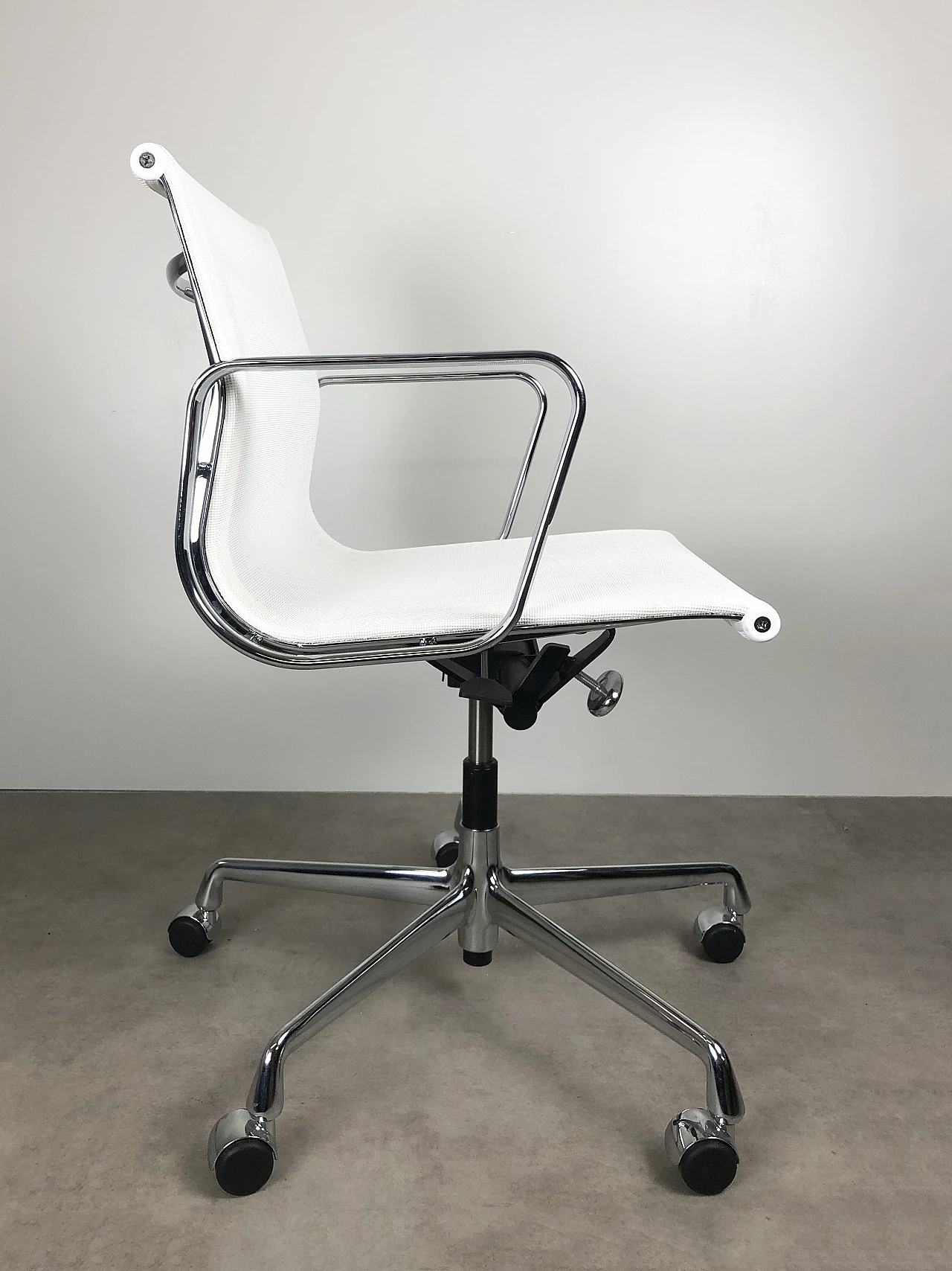 EA118 armchair by Charles & Ray Eames for Vitra 7