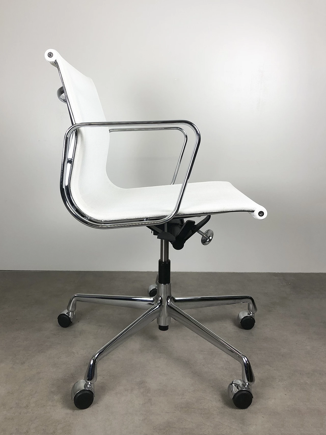 Poltrona EA118 di Charles & Ray Eames per Vitra 7