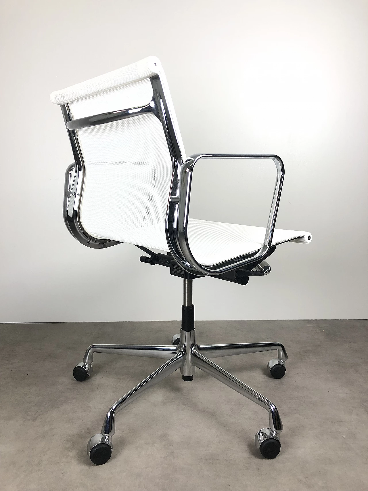 Poltrona EA118 di Charles & Ray Eames per Vitra 8