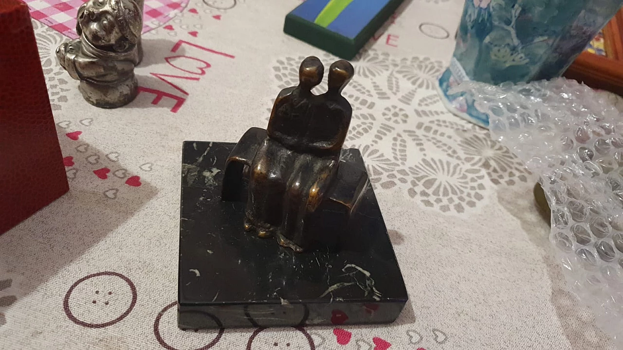 Scultura in bronzo raffigurante due innamorati su base in marmo per Spirale Arte, anni '80 2