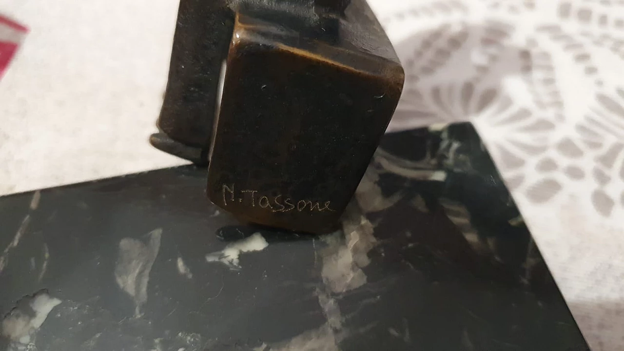 Scultura in bronzo raffigurante due innamorati su base in marmo per Spirale Arte, anni '80 3