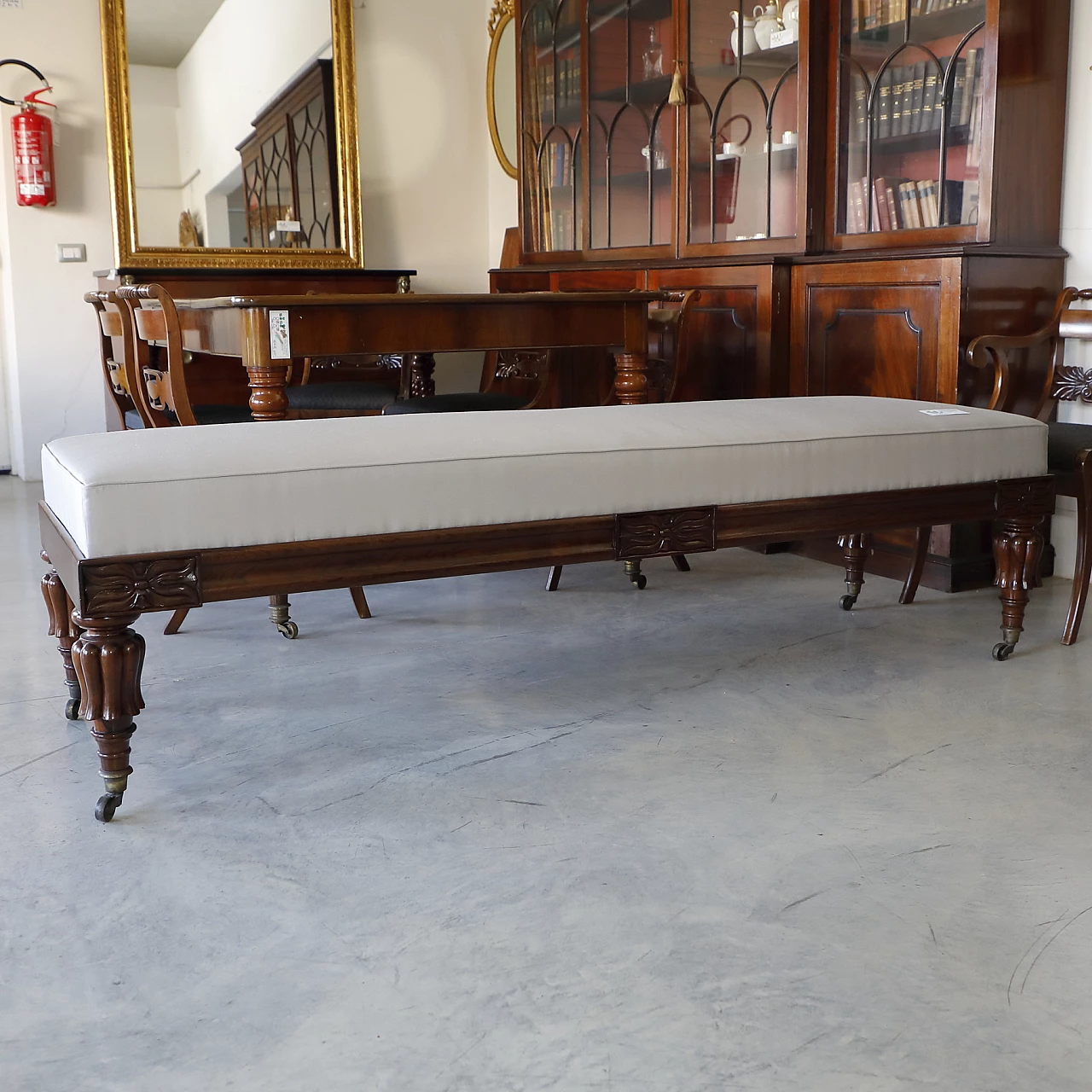 Victorian upholstered mahogany bench with fluted and carved legs, 19th century 1