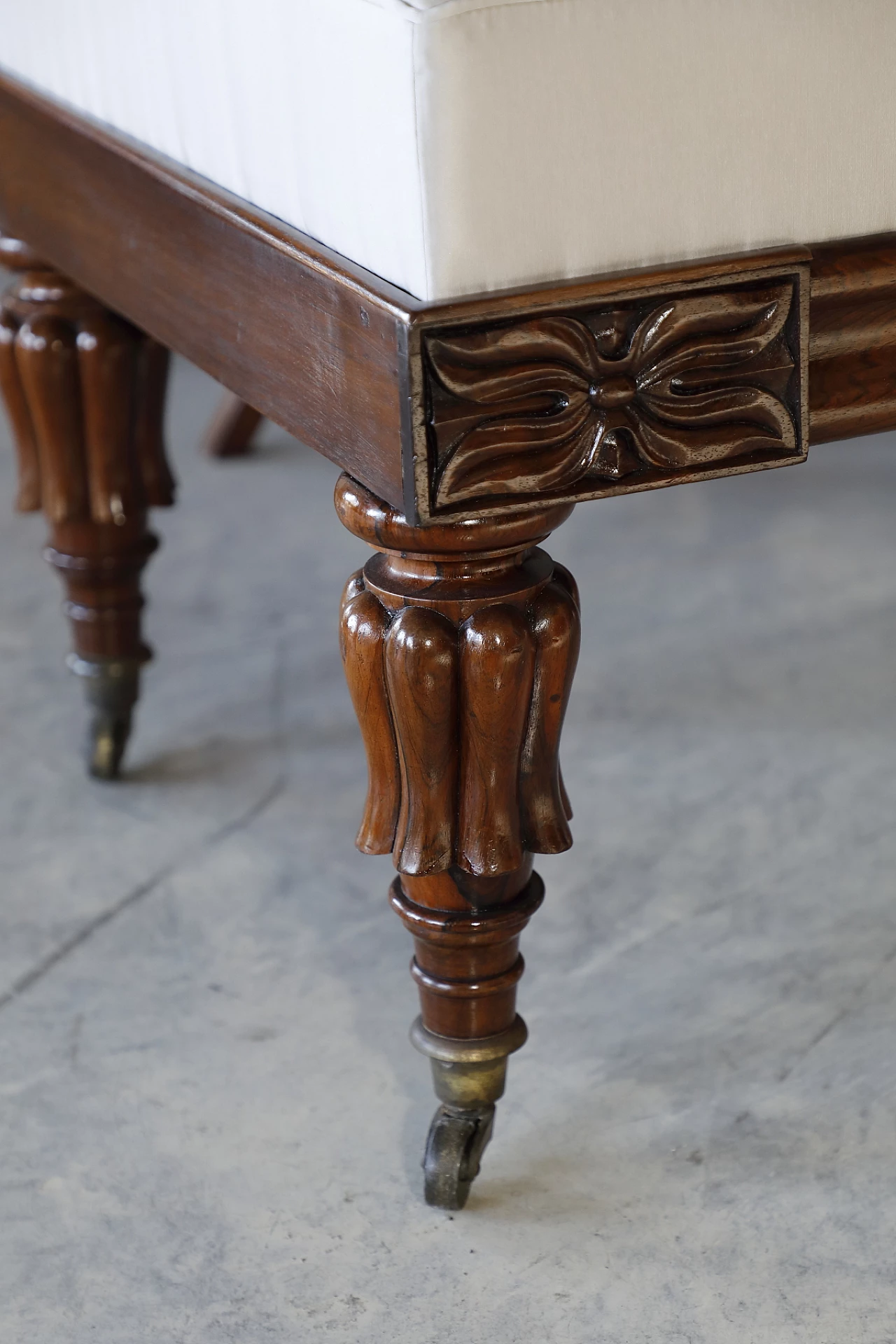 Victorian upholstered mahogany bench with fluted and carved legs, 19th century 2
