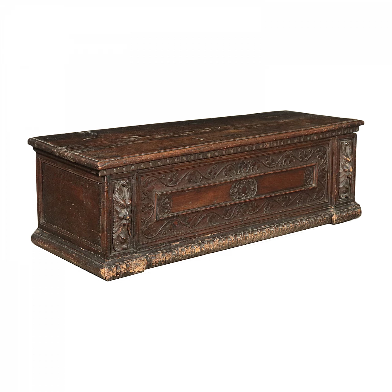 Baroque chest in walnut with grotesque carvings, '600 1