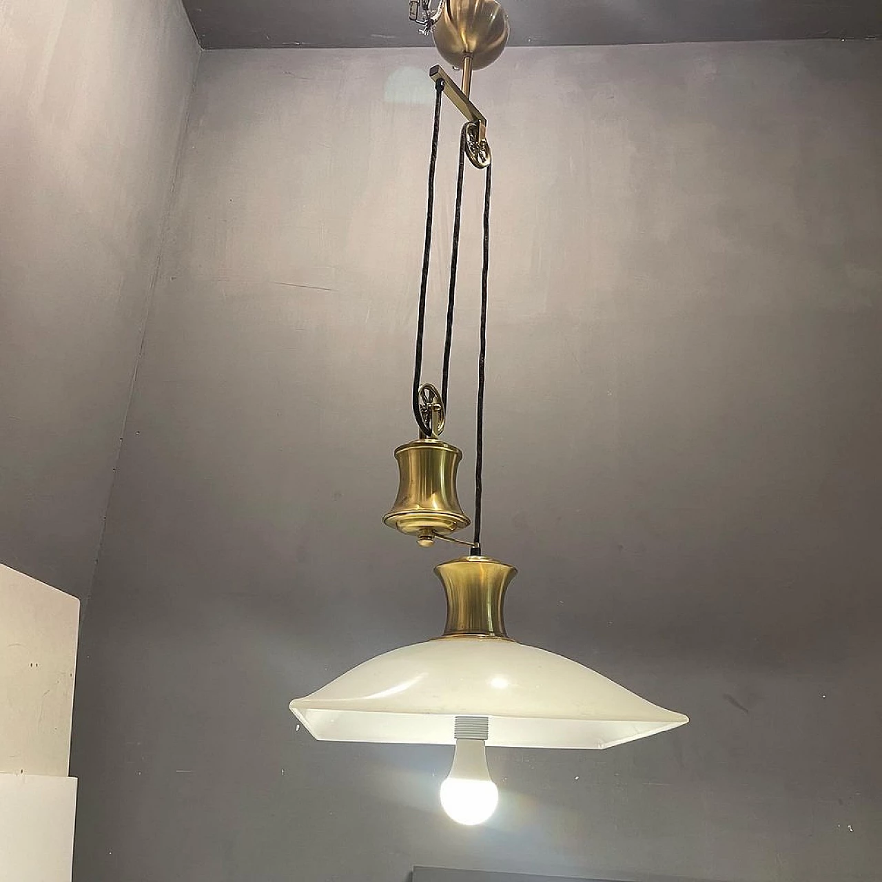 Lampada a sospensione in ottone e plastica con carrucola, anni '80 3