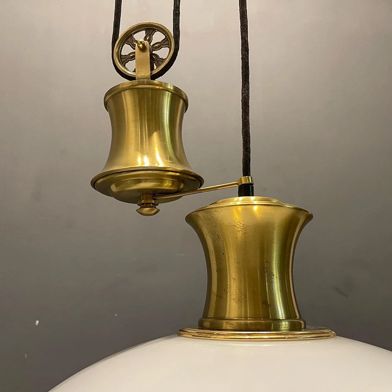 Lampada a sospensione in ottone e plastica con carrucola, anni '80 6