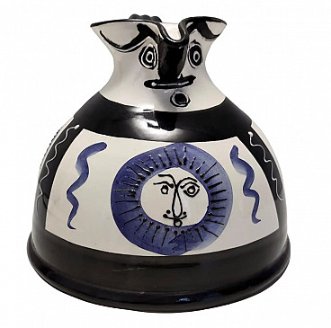 Brocca in ceramica bianca, nera e blu dipinta a mano nello stile di Picasso, anni '70
