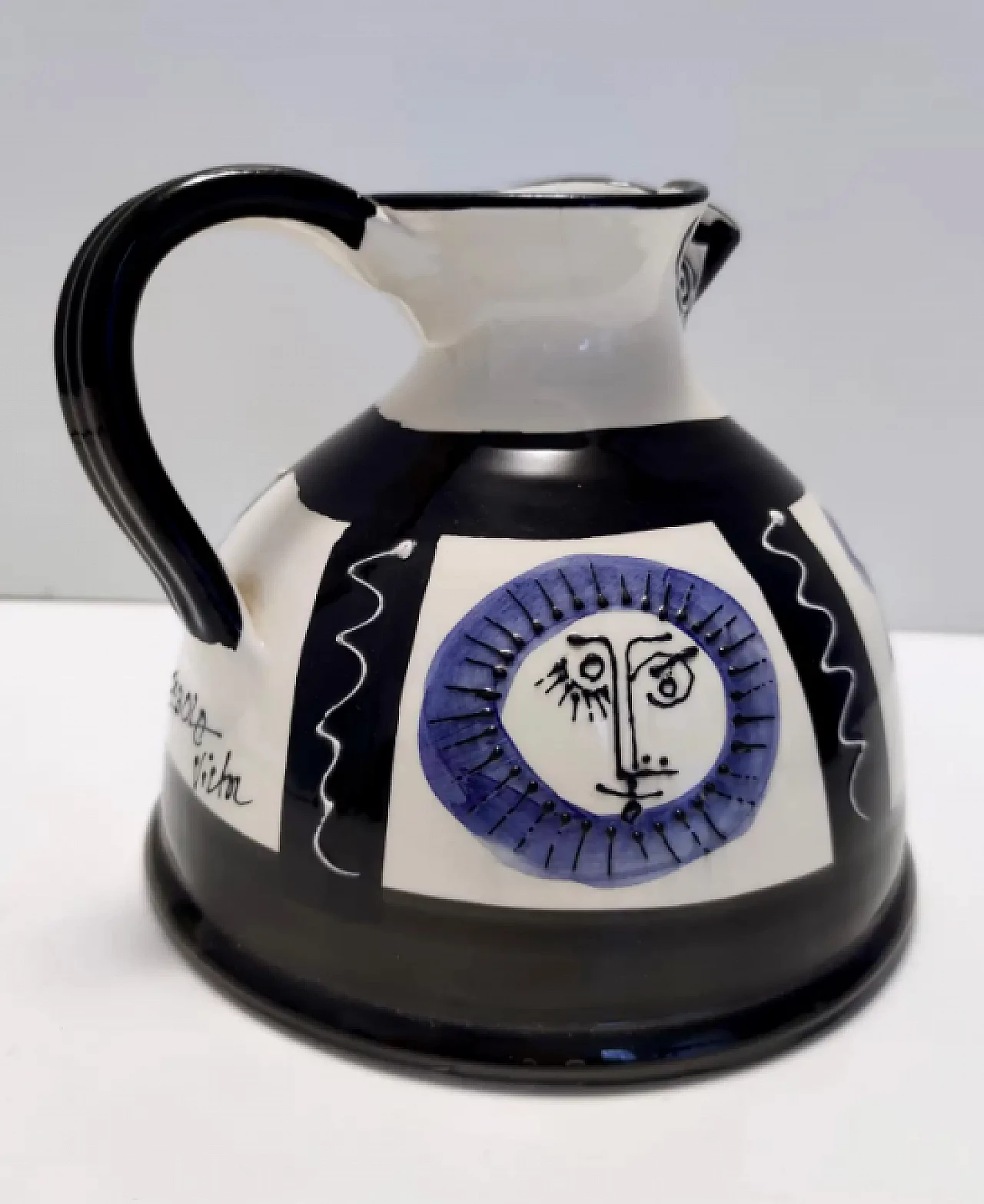 Brocca in ceramica bianca, nera e blu dipinta a mano nello stile di Picasso, anni '70 2