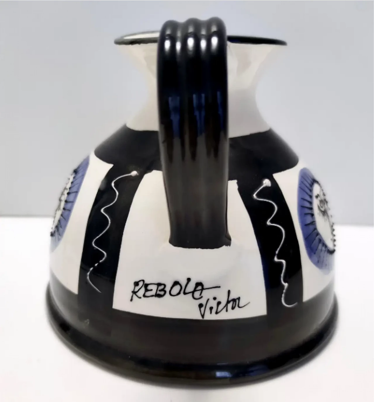 Brocca in ceramica bianca, nera e blu dipinta a mano nello stile di Picasso, anni '70 3