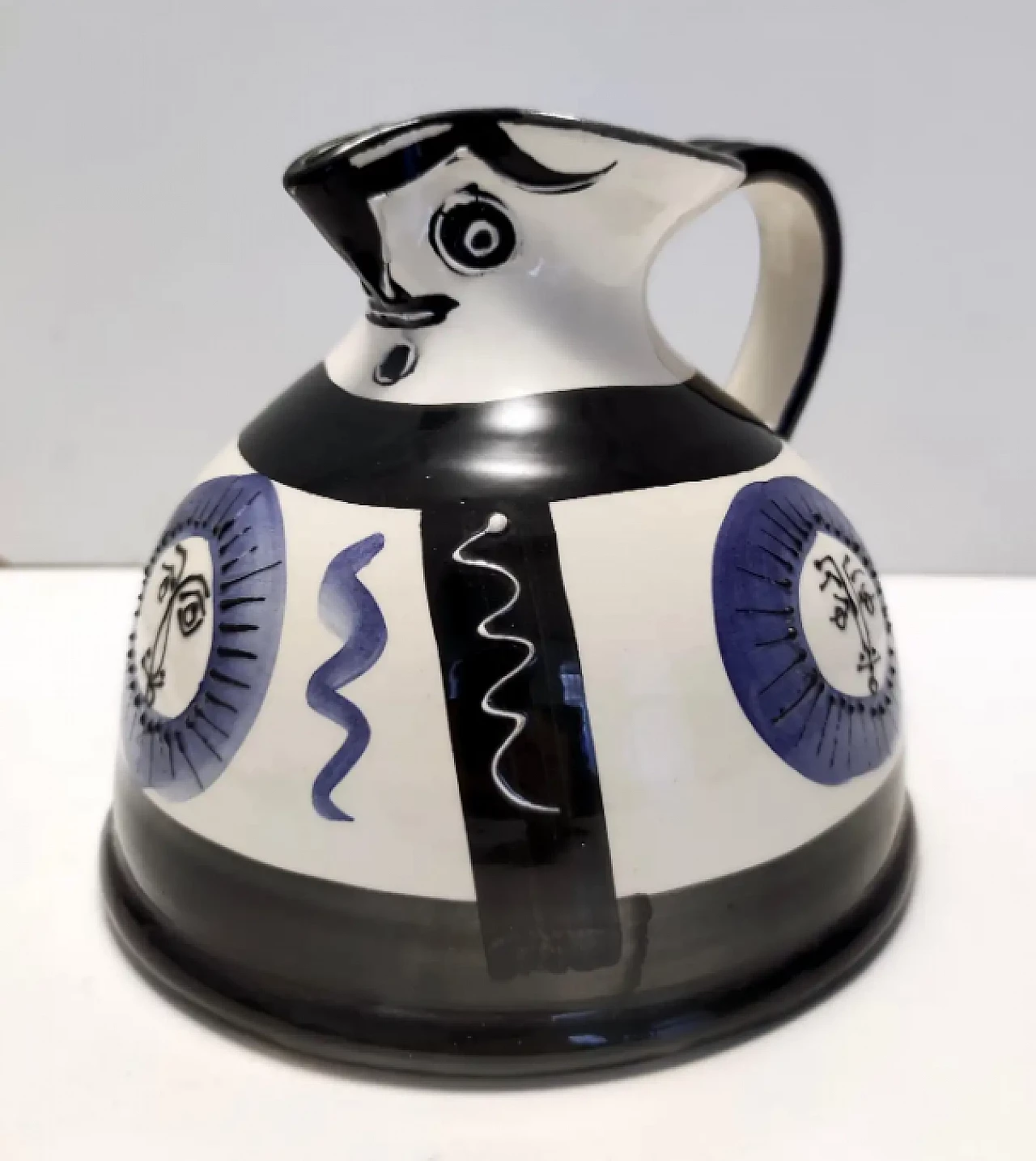 Brocca in ceramica bianca, nera e blu dipinta a mano nello stile di Picasso, anni '70 4
