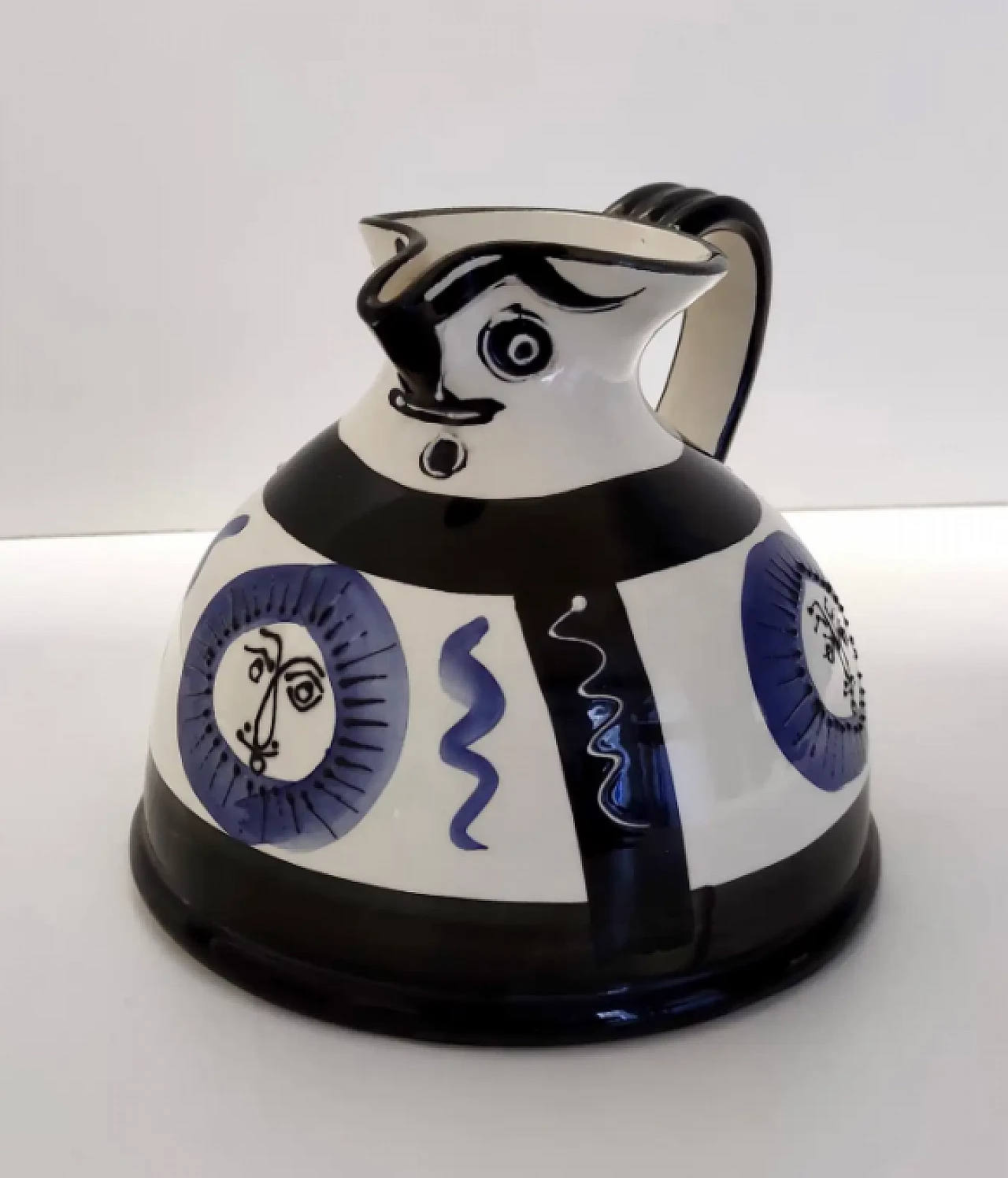 Brocca in ceramica bianca, nera e blu dipinta a mano nello stile di Picasso, anni '70 5