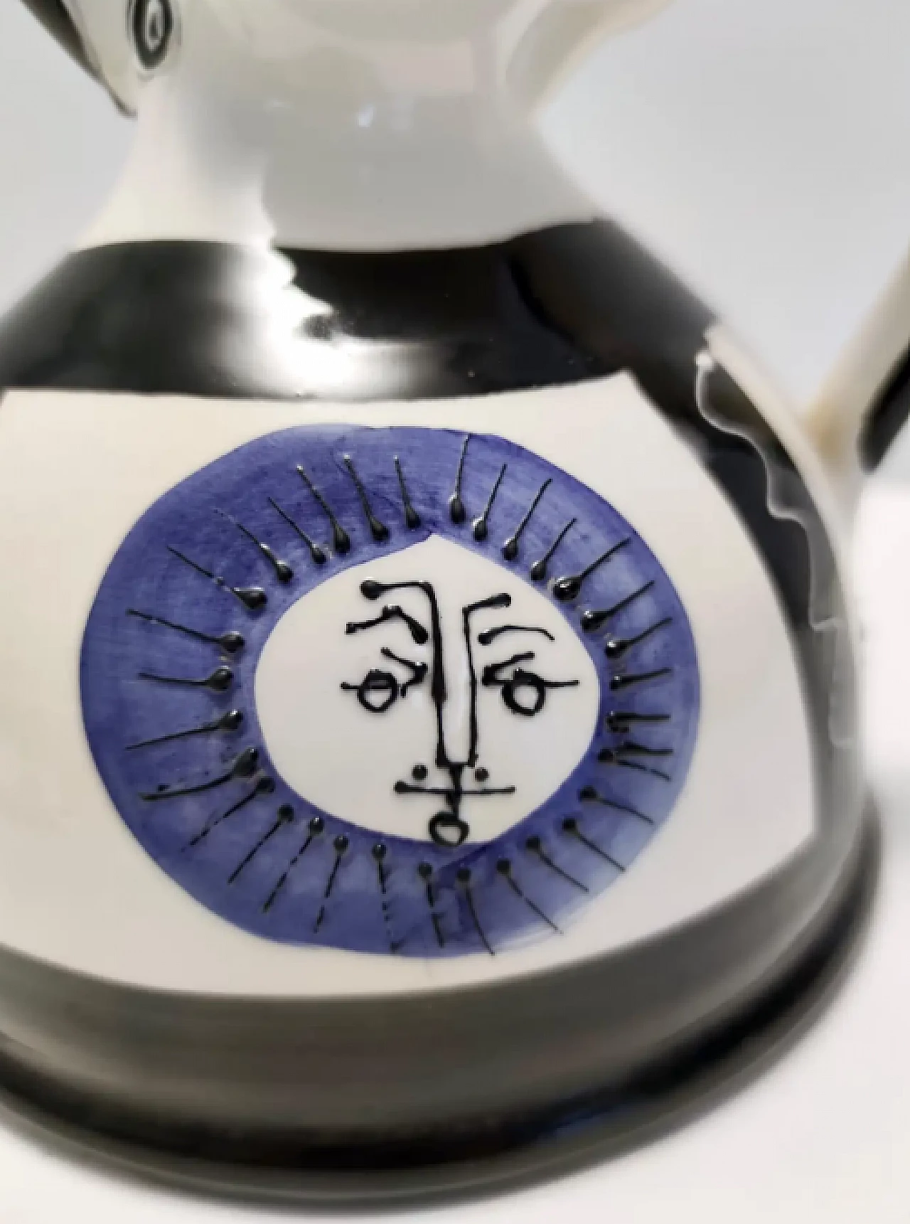 Brocca in ceramica bianca, nera e blu dipinta a mano nello stile di Picasso, anni '70 7