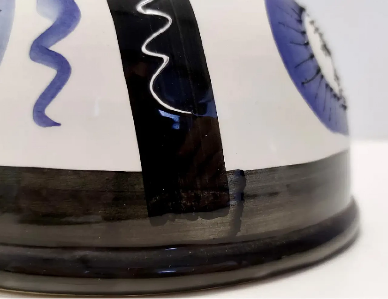 Brocca in ceramica bianca, nera e blu dipinta a mano nello stile di Picasso, anni '70 8