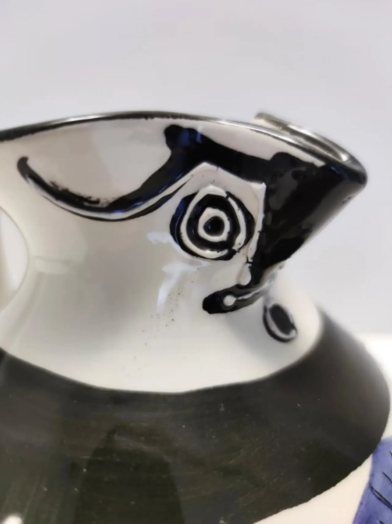 Brocca in ceramica bianca, nera e blu dipinta a mano nello stile di Picasso, anni '70 9