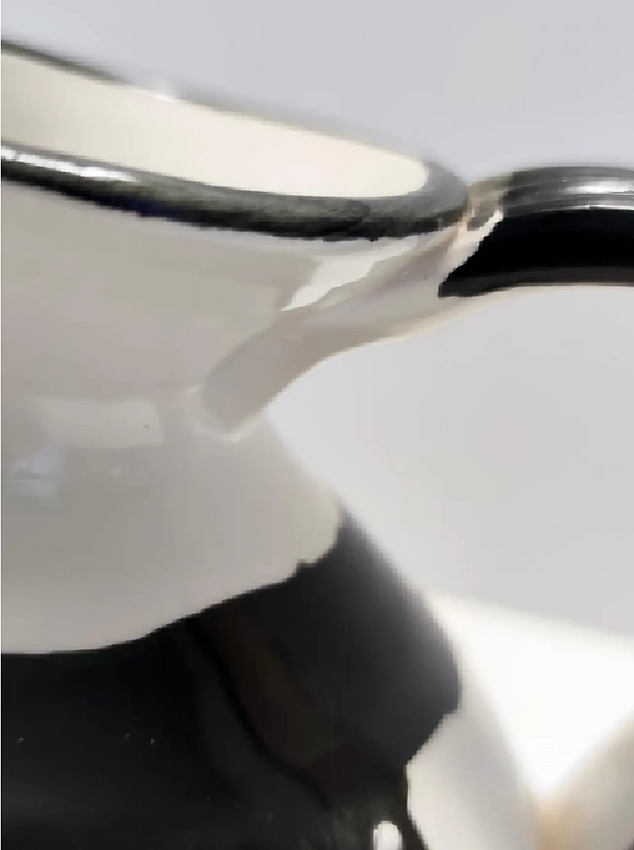 Brocca in ceramica bianca, nera e blu dipinta a mano nello stile di Picasso, anni '70 10