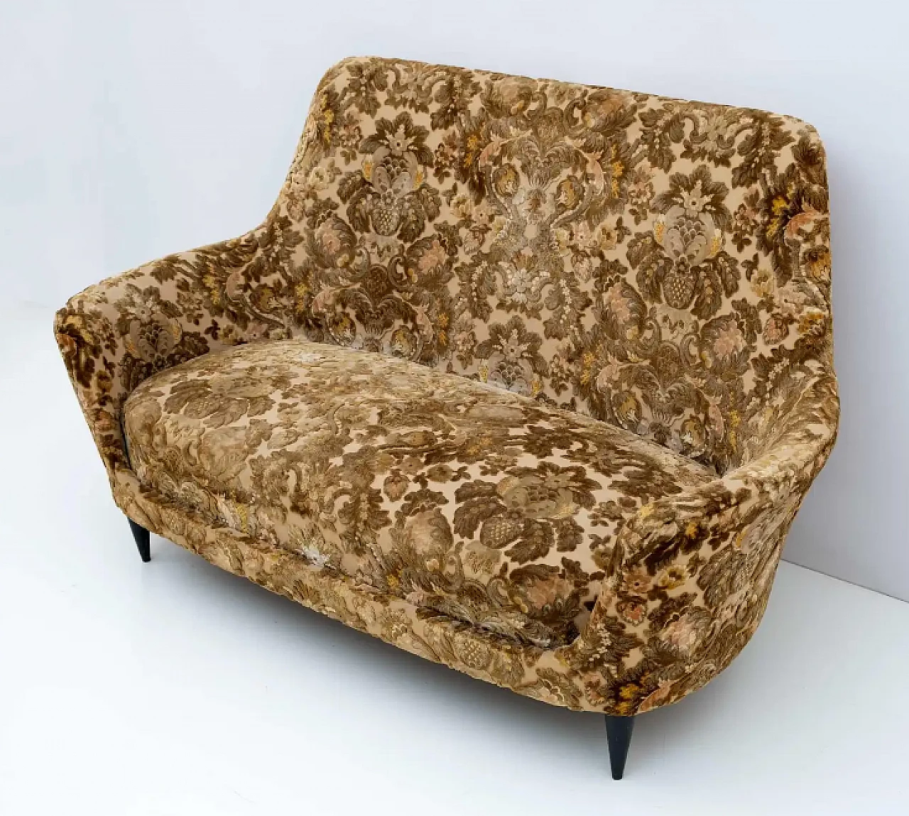 Piccolo divano in tessuto curvo, anni '50 3