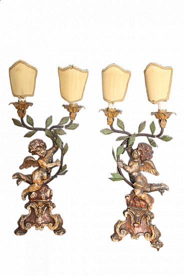 Coppia di candelabri con basi scultoree in legno con putti, fine '700