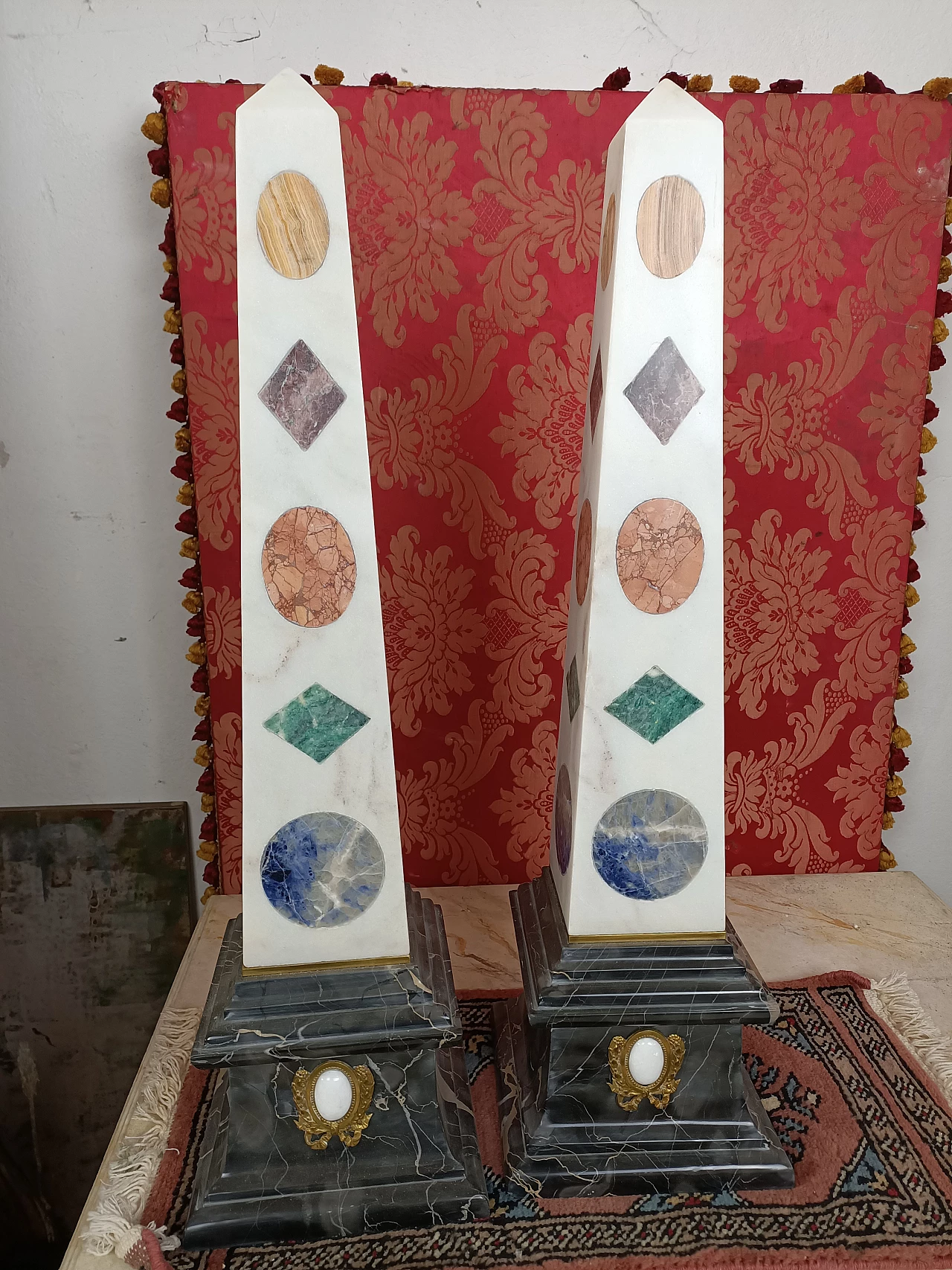 Coppia di obelischi in marmo bianco con intarsi colorati, seconda metà dell'800 1