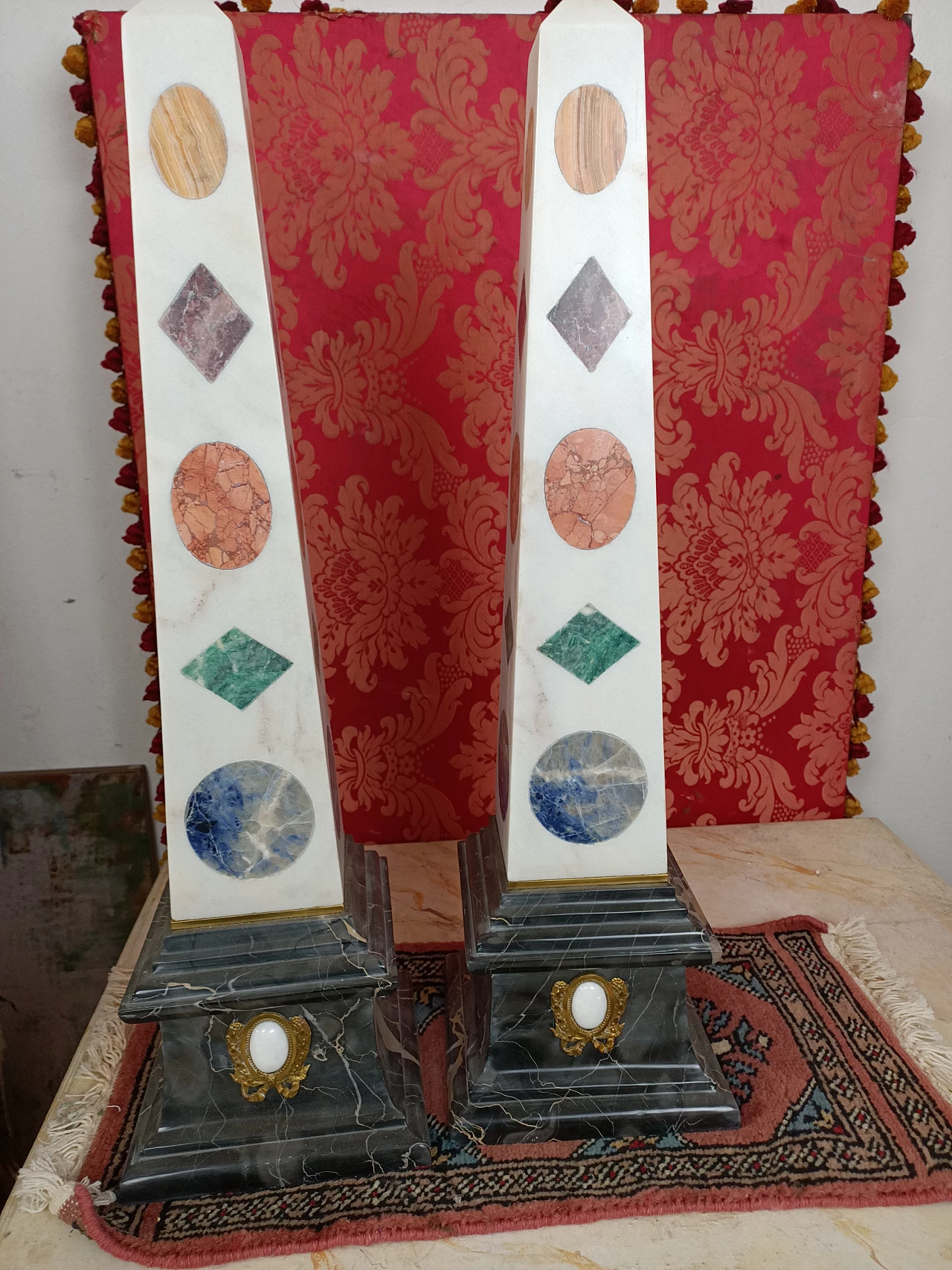 Coppia di obelischi in marmo bianco con intarsi colorati, seconda metà dell'800 2