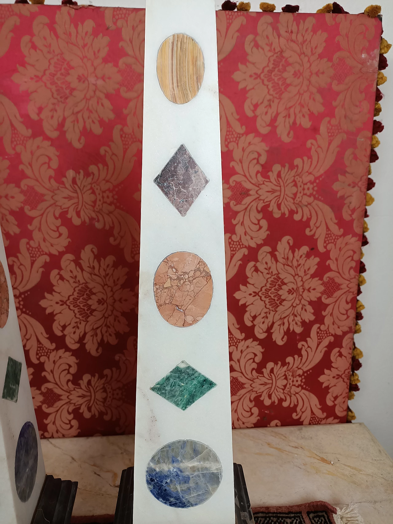 Coppia di obelischi in marmo bianco con intarsi colorati, seconda metà dell'800 5