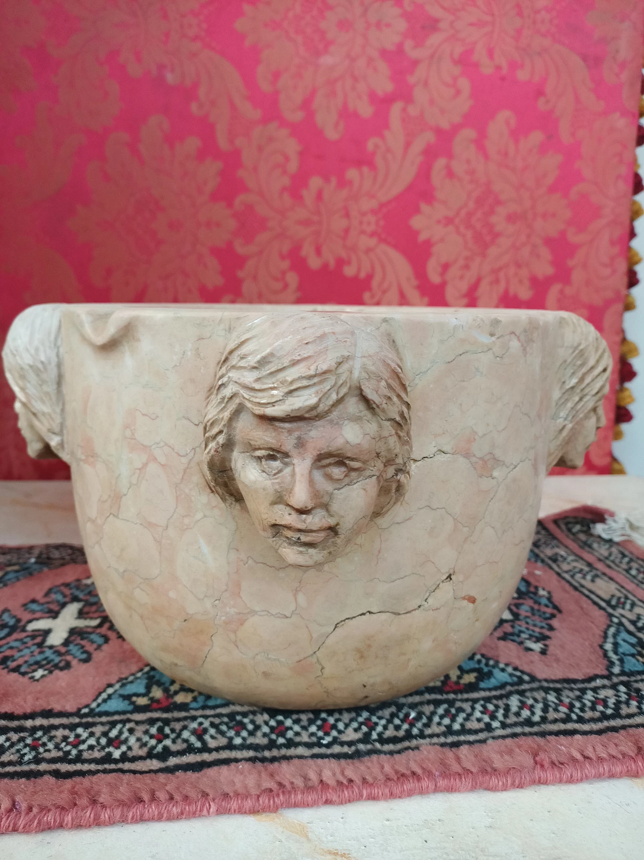 Mortaio in marmo Nembro rosa con teste scolpite, fine '800 2
