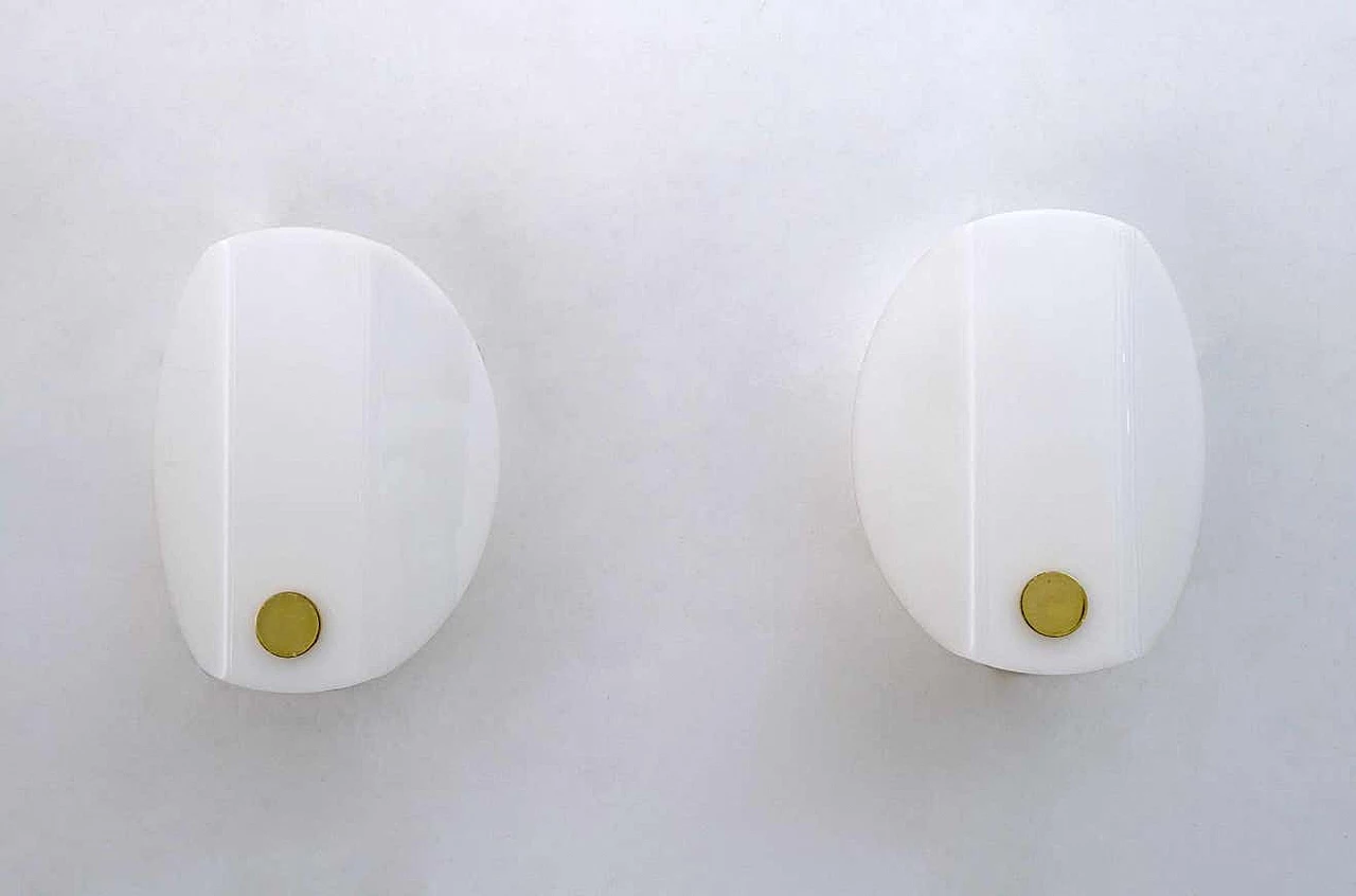Coppia di lampade da parete in perspex e ottone, anni '70 1