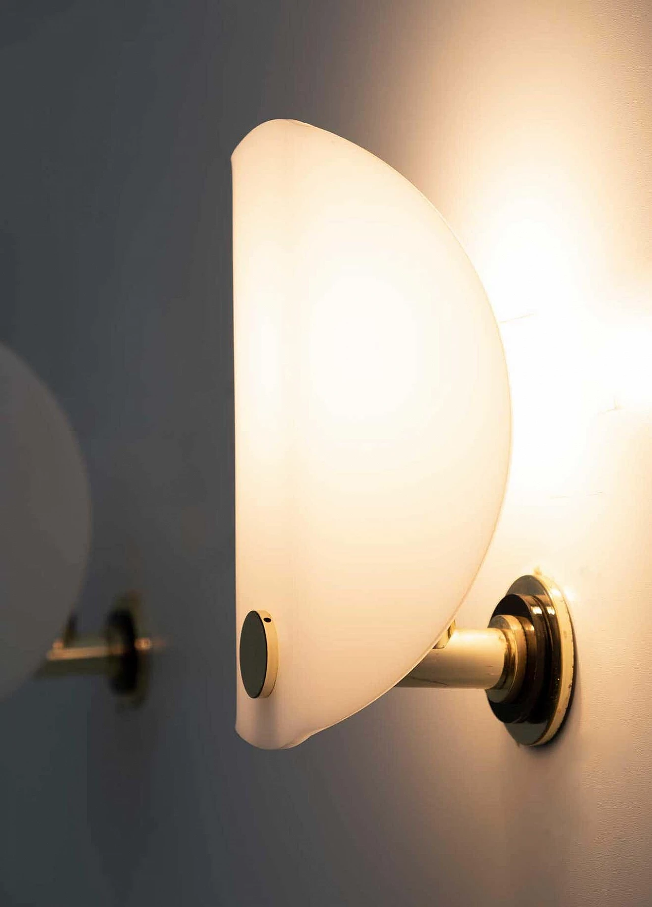 Coppia di lampade da parete in perspex e ottone, anni '70 4