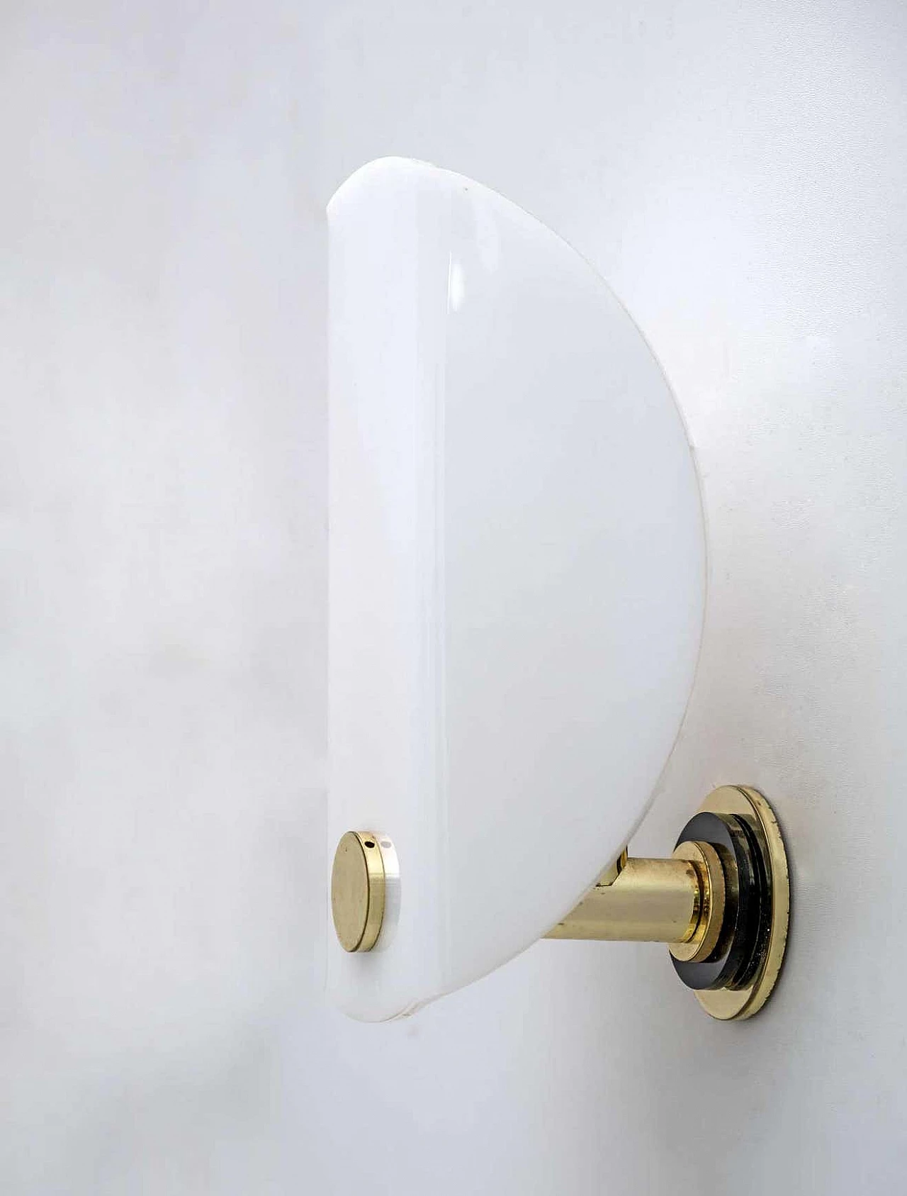 Coppia di lampade da parete in perspex e ottone, anni '70 5