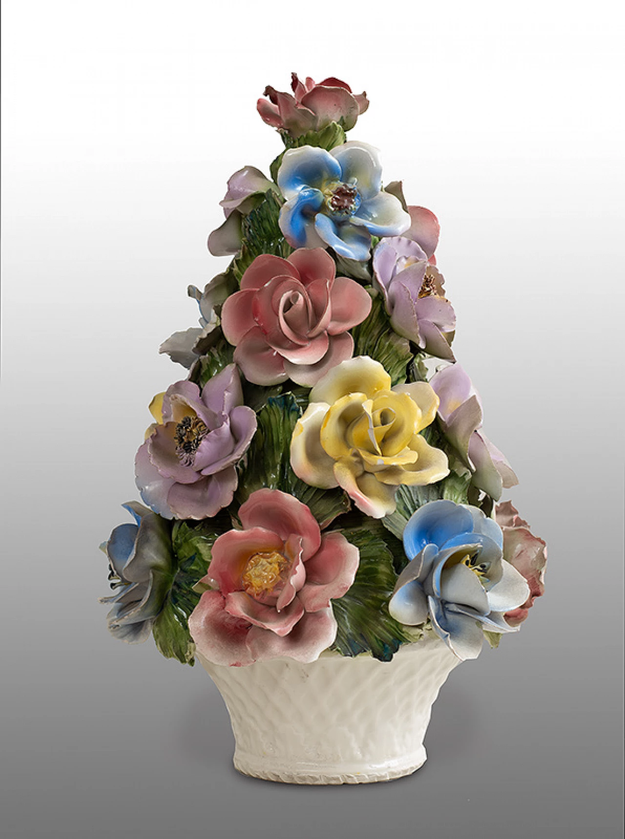 Cestino di fiori in porcellana policroma di Rea Bassano, anni '60 1