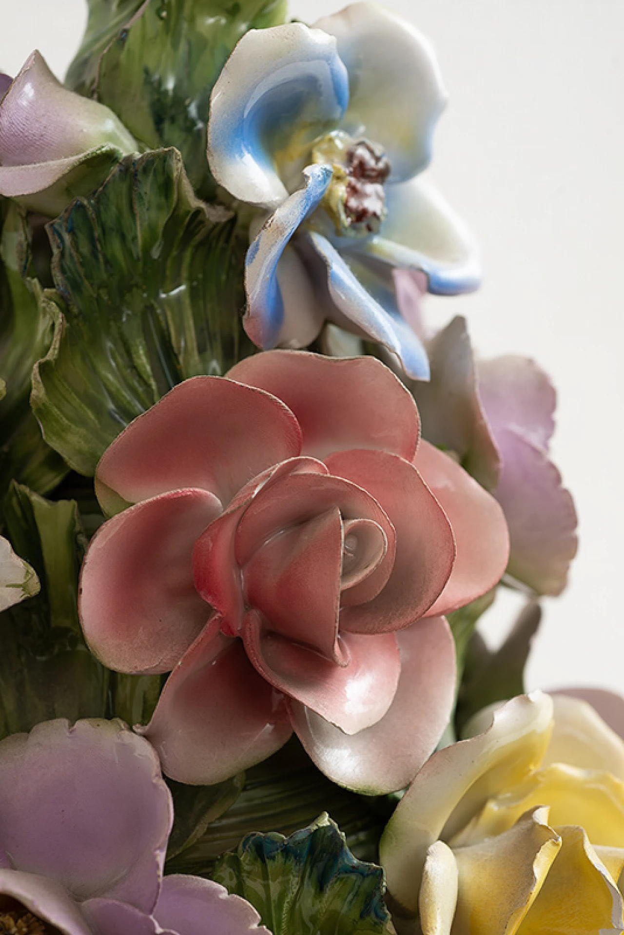 Cestino di fiori in porcellana policroma di Rea Bassano, anni '60 2