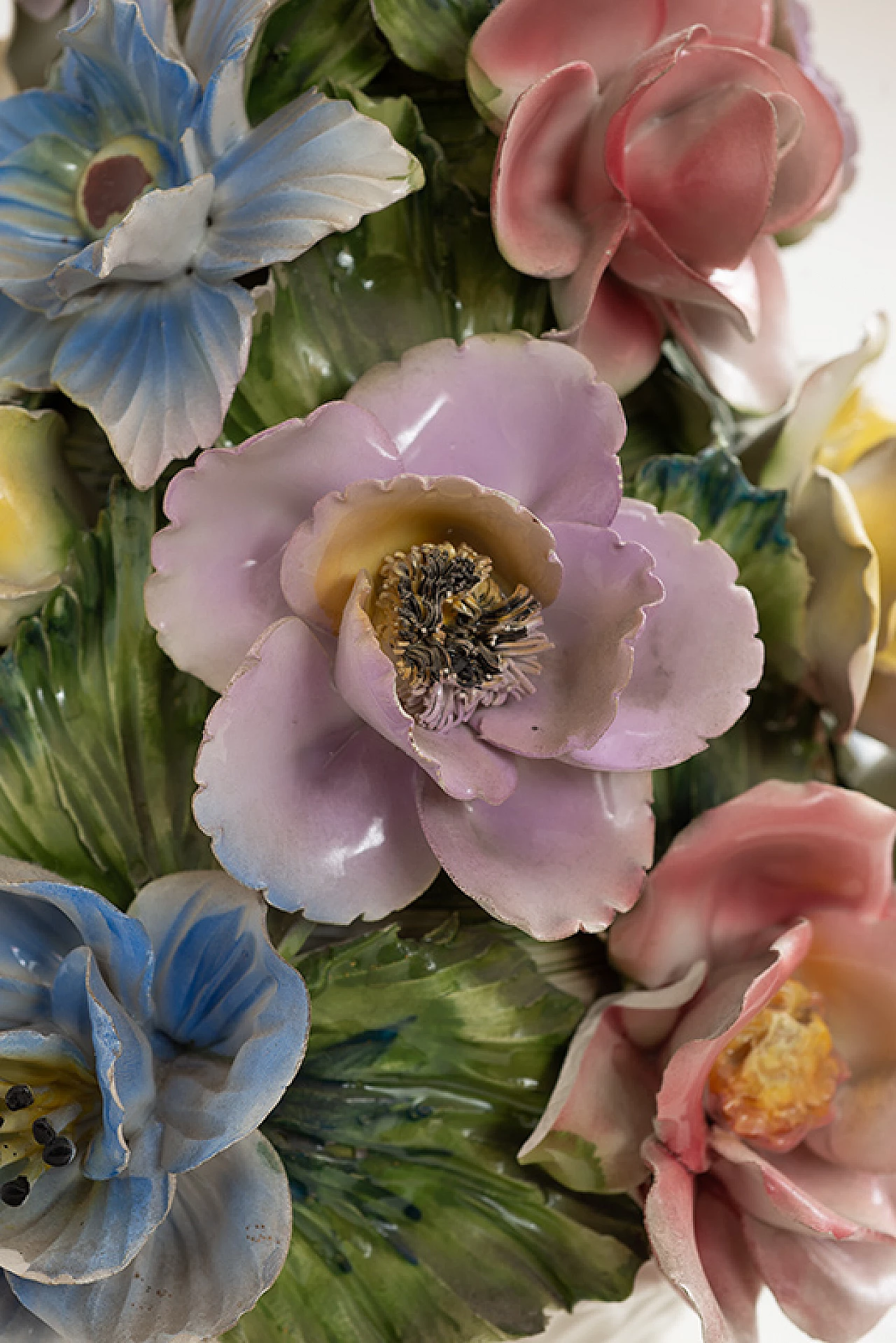 Cestino di fiori in porcellana policroma di Rea Bassano, anni '60 3