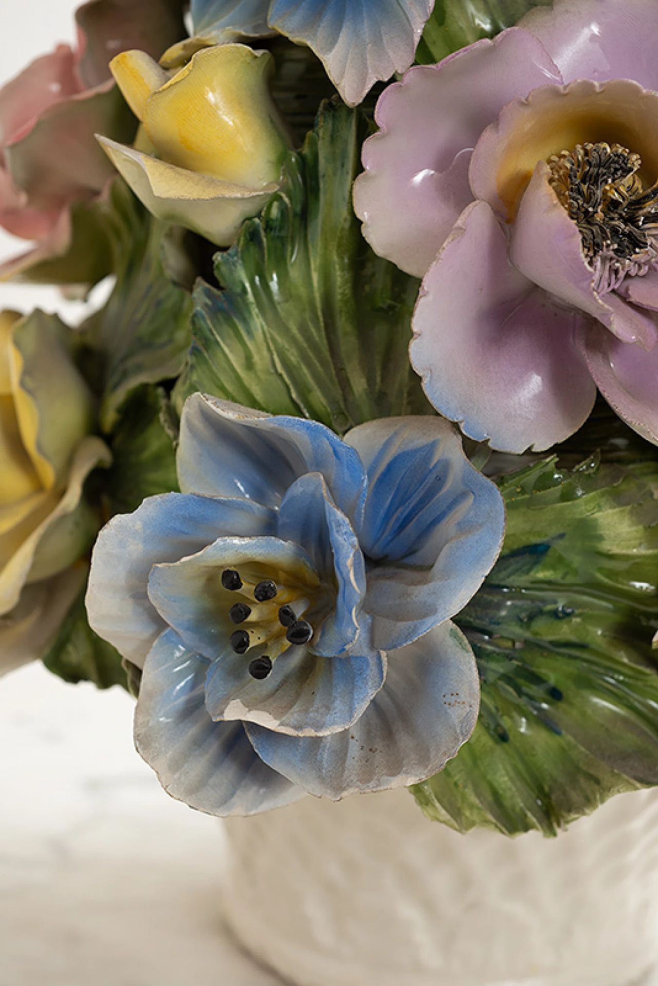 Cestino di fiori in porcellana policroma di Rea Bassano, anni '60 4