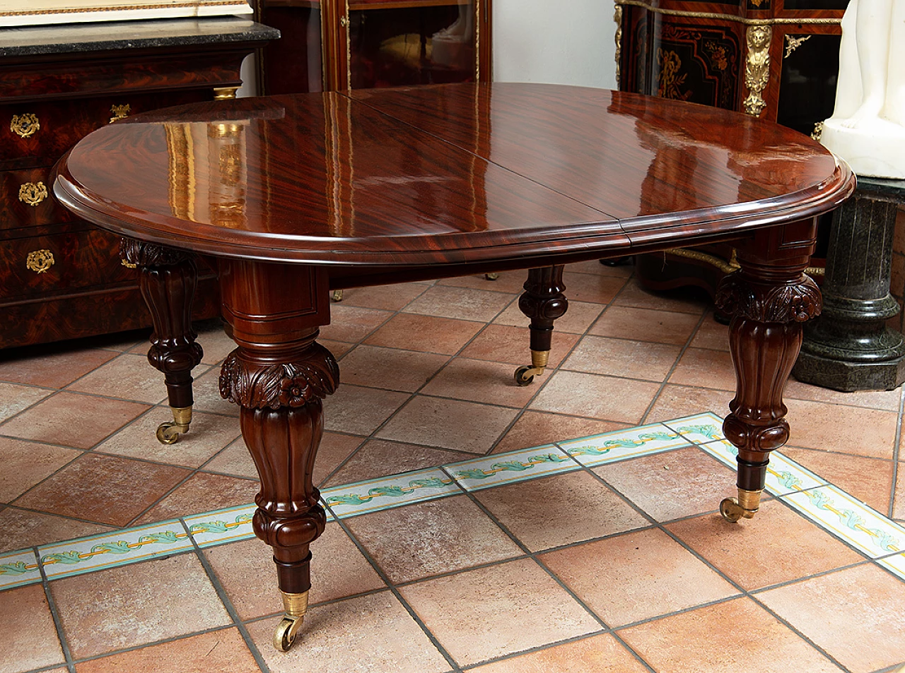 Victorian extendable solid mahogany table with casters, mid-19th century 2