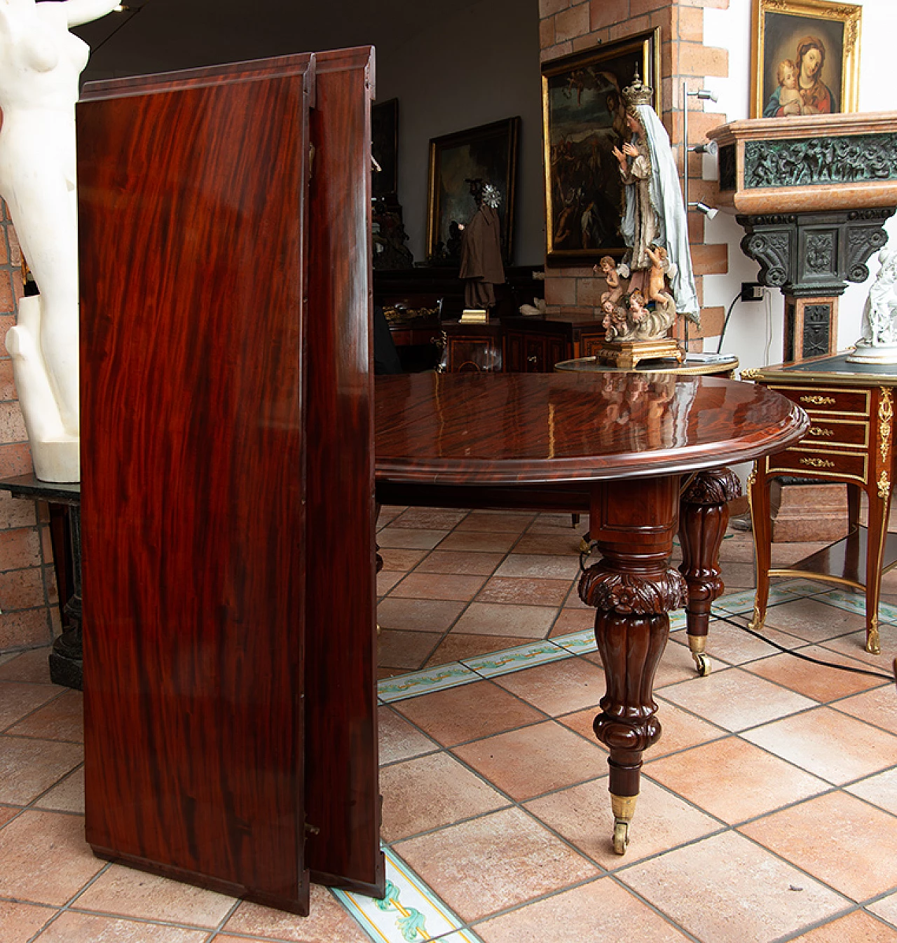 Victorian extendable solid mahogany table with casters, mid-19th century 3