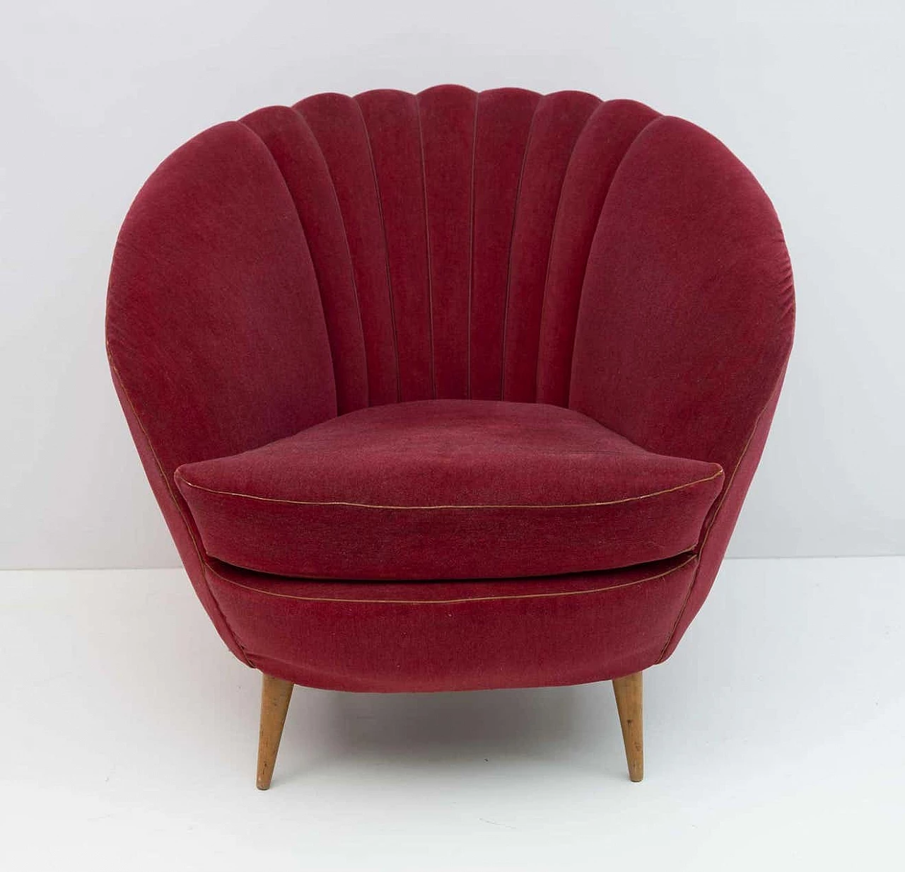 Pair of red velvet Margherita armchairs by Gio Ponti for ISA Bergamo, 1950s 4