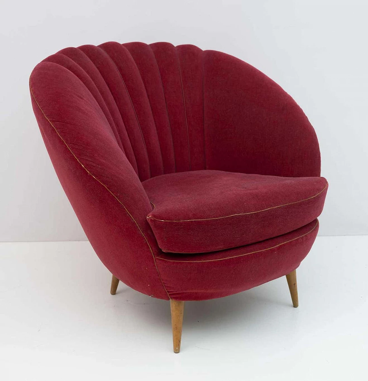 Pair of red velvet Margherita armchairs by Gio Ponti for ISA Bergamo, 1950s 5