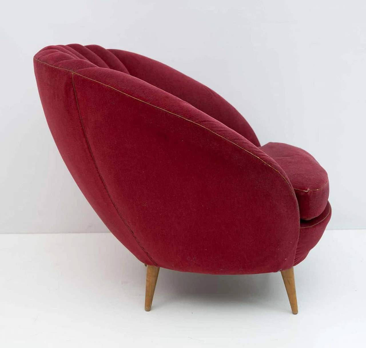 Pair of red velvet Margherita armchairs by Gio Ponti for ISA Bergamo, 1950s 9