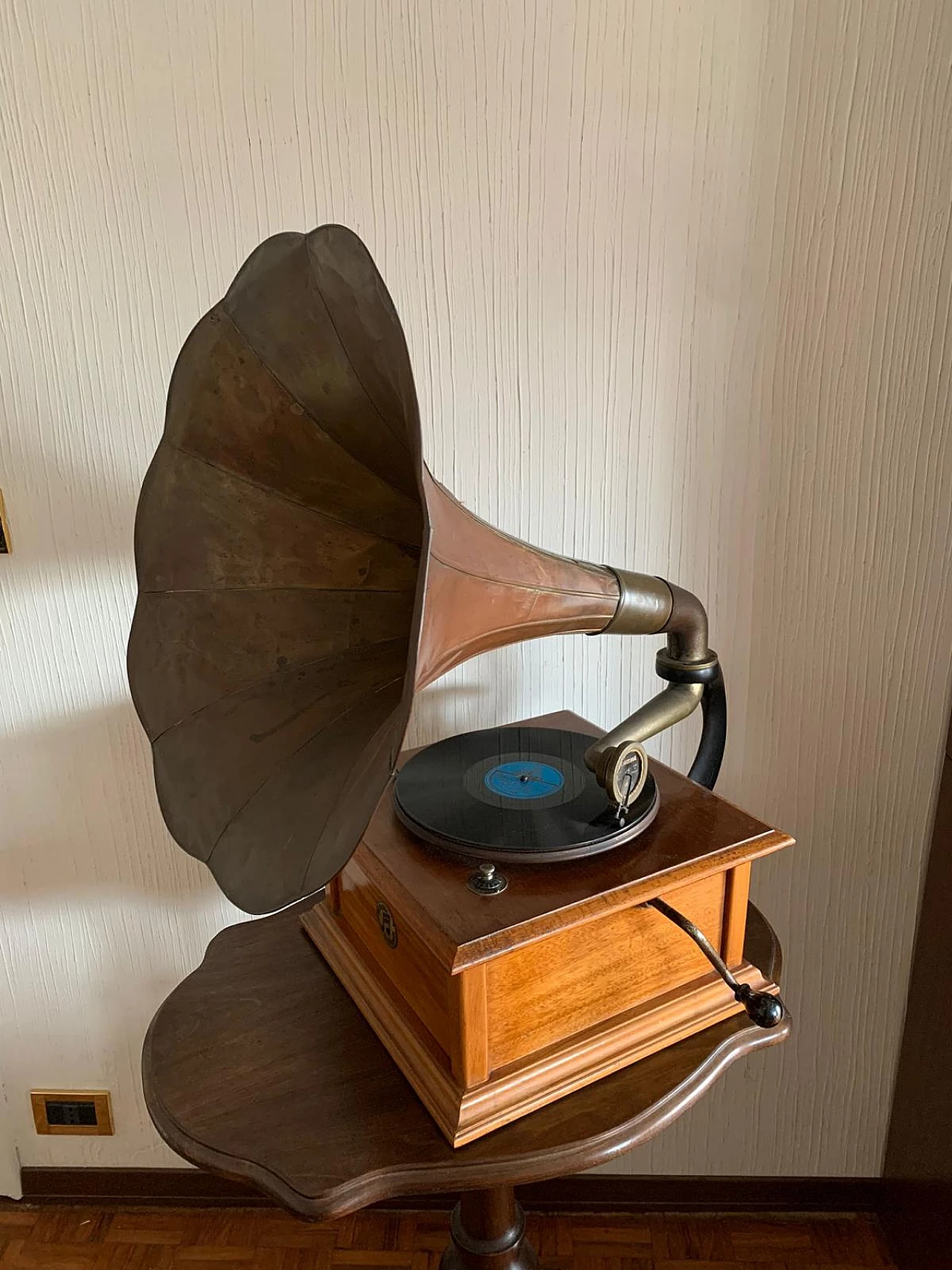 Grammofono in legno e metallo di Columbia Grafonola, inizio '900 3