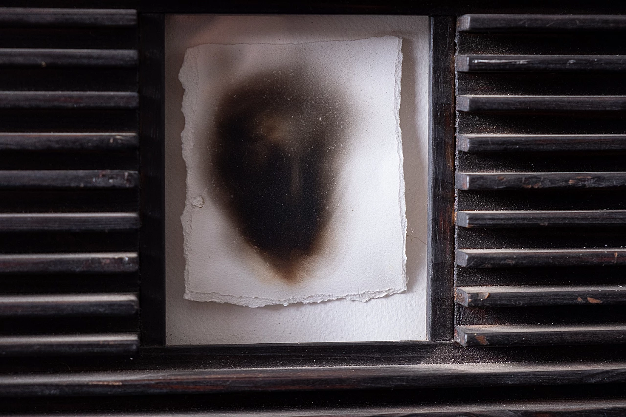 Opera realizzata a fiamma di Walter Ladislao in cornice lignea, anni '2000 2