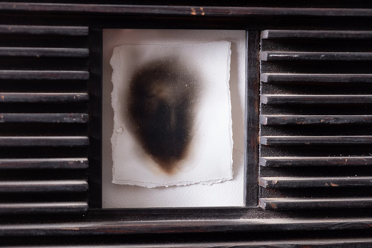 Opera realizzata a fiamma di Walter Ladislao in cornice lignea, anni '2000 3